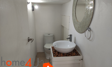 Casa en condominio con cuarto de servicio independiente.