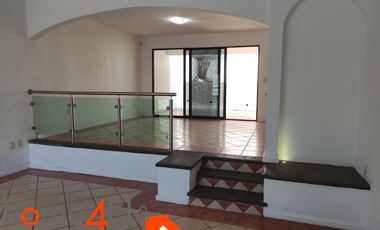 Casa en condominio con cuarto de servicio independiente.