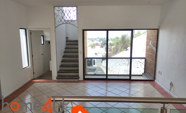 Casa en condominio con cuarto de servicio independiente.