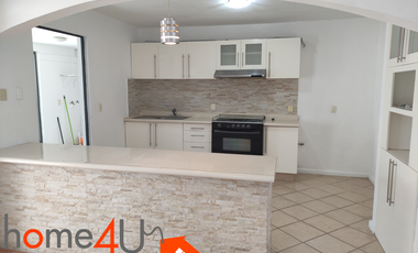 Casa en condominio con cuarto de servicio independiente.