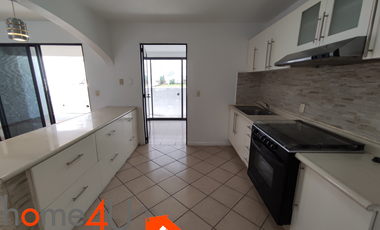 Casa en condominio con cuarto de servicio independiente.