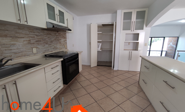 Casa en condominio con cuarto de servicio independiente.