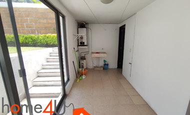 Casa en condominio con cuarto de servicio independiente.