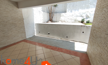 Casa en condominio con cuarto de servicio independiente.