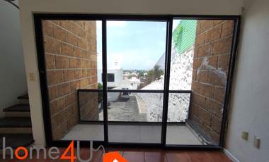 Casa en condominio con cuarto de servicio independiente.