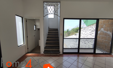 Casa en condominio con cuarto de servicio independiente.