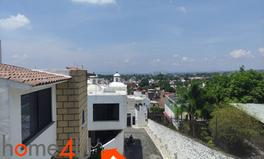 Casa en condominio con cuarto de servicio independiente.