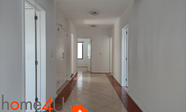 Casa en condominio con cuarto de servicio independiente.