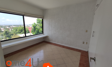 Casa en condominio con cuarto de servicio independiente.