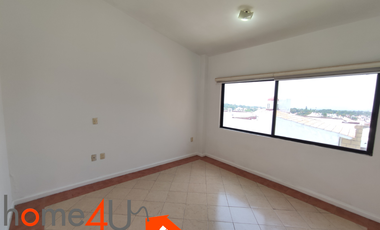 Casa en condominio con cuarto de servicio independiente.