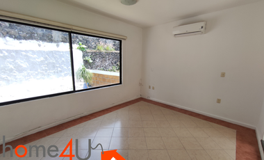 Casa en condominio con cuarto de servicio independiente.