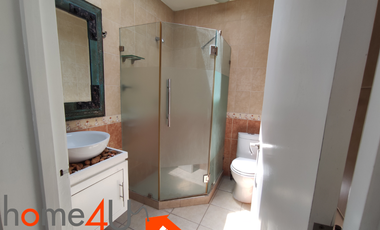 Casa en condominio con cuarto de servicio independiente.