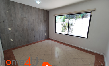 Casa en condominio con cuarto de servicio independiente.