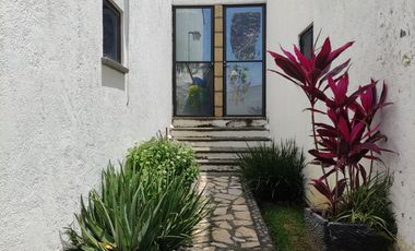 Casa en condominio con cuarto de servicio independiente.