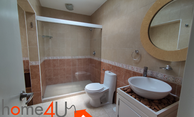 Casa en condominio con cuarto de servicio independiente.