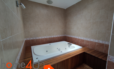 Casa en condominio con cuarto de servicio independiente.