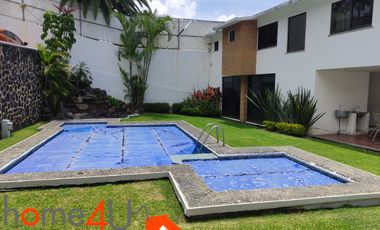 Casa en condominio con cuarto de servicio independiente.