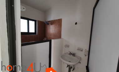 Casa en condominio con cuarto de servicio independiente.