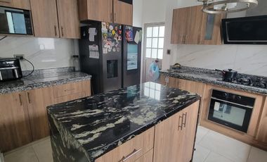 En venta lujosa y moderna casa de 4 dormitorios con piscina en Ciudad Celeste, Nuev Samborondon