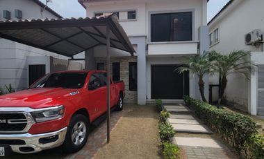 En venta lujosa y moderna casa de 4 dormitorios con piscina en Ciudad Celeste, Nuev Samborondon