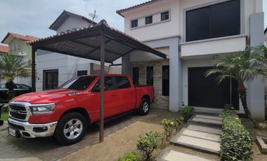 En venta lujosa y moderna casa de 4 dormitorios con piscina en Ciudad Celeste, Nuev Samborondon