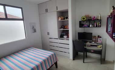 En venta lujosa y moderna casa de 4 dormitorios con piscina en Ciudad Celeste, Nuev Samborondon