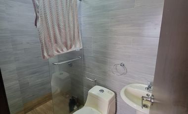 En venta lujosa y moderna casa de 4 dormitorios con piscina en Ciudad Celeste, Nuev Samborondon
