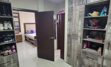 En venta lujosa y moderna casa de 4 dormitorios con piscina en Ciudad Celeste, Nuev Samborondon
