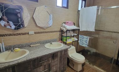 En venta lujosa y moderna casa de 4 dormitorios con piscina en Ciudad Celeste, Nuev Samborondon