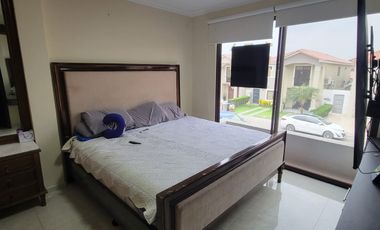 En venta lujosa y moderna casa de 4 dormitorios con piscina en Ciudad Celeste, Nuev Samborondon