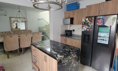 En venta lujosa y moderna casa de 4 dormitorios con piscina en Ciudad Celeste, Nuev Samborondon