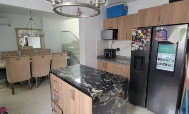 En venta lujosa y moderna casa de 4 dormitorios con piscina en Ciudad Celeste, Nuev Samborondon