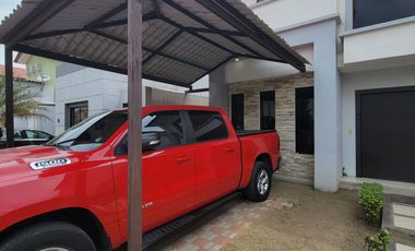 En venta lujosa y moderna casa de 4 dormitorios con piscina en Ciudad Celeste, Nuev Samborondon