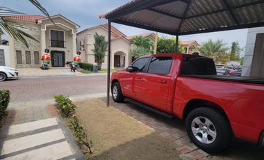 En venta lujosa y moderna casa de 4 dormitorios con piscina en Ciudad Celeste, Nuev Samborondon