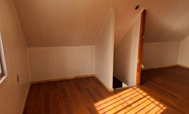 Casa de Dos Pisos, en Villa Jardín del Este