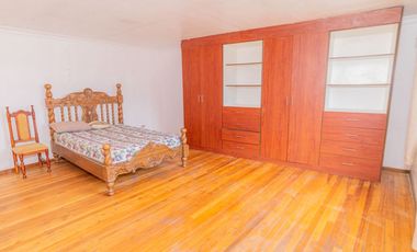 CASA RENTERA DE OPORTUNIDAD EN VENTA – 7 Departamentos - Cuenca