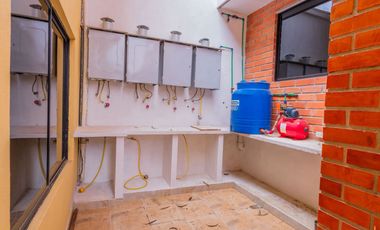 CASA RENTERA DE OPORTUNIDAD EN VENTA – 7 Departamentos - Cuenca