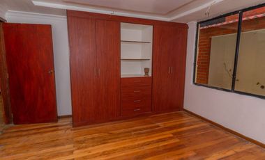 CASA RENTERA DE OPORTUNIDAD EN VENTA – 7 Departamentos - Cuenca