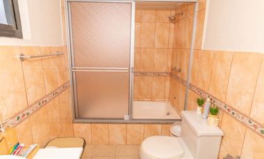 CASA RENTERA DE OPORTUNIDAD EN VENTA – 7 Departamentos - Cuenca