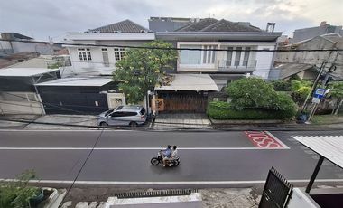 Disewakan Rumah Tomang Rawa Kepa Raya 2,5 Lantai Di pinggir Jalan Utama, Unfurnish Lokasi Rumah Dekat Pom Bensin & Kantor Cabang BCA Jakarta Barat