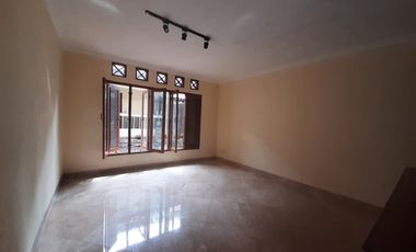 RUMAH RUANG USAHA 2 LANTAI KEMANG AREA KOMERSIL SIAP HUNI PARKIR LUAS BEBAS BANJIR