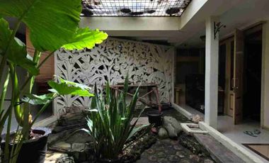 DIJUAL RUMAH LOKASI STRATEGIS DEKAT TAMAN DI TEBET JAKARTA SELATAN