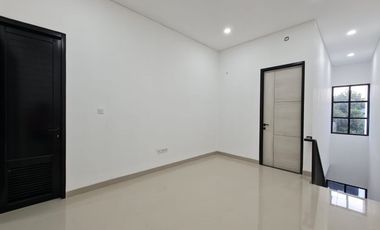 Dijual Rumah 2 Lantai, Baru dan Siap Huni. Lokasi Cocok Untuk Keluarga