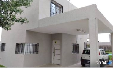 Venta casa con pileta. Tierra de Sueños 3. Roldán