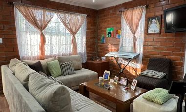 Venta de casa en Cuenca, sector Chilcapamba, amplio terreno.