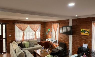 Venta de casa en Cuenca, sector Chilcapamba, amplio terreno.