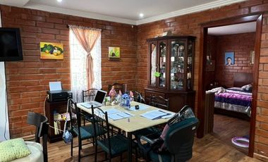 Venta de casa en Cuenca, sector Chilcapamba, amplio terreno.