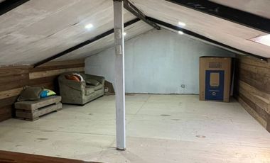 Venta de casa en Cuenca, sector Chilcapamba, amplio terreno.