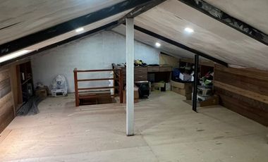 Venta de casa en Cuenca, sector Chilcapamba, amplio terreno.