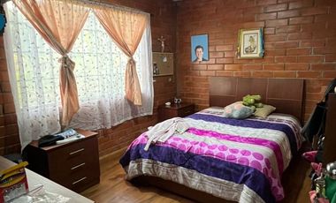 Venta de casa en Cuenca, sector Chilcapamba, amplio terreno.